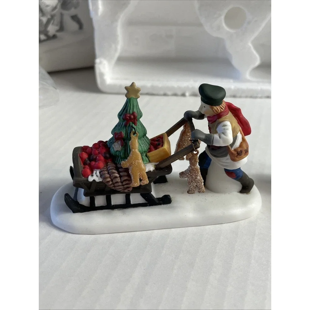 NIB DEPT 56 GINGERBREAD VENDOR HERITAGE DICKENS SNOW VILLAGE 58402 CHRISTMAS